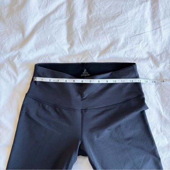Prana 3/4 leggings in grey size small - Picture 6 of 8